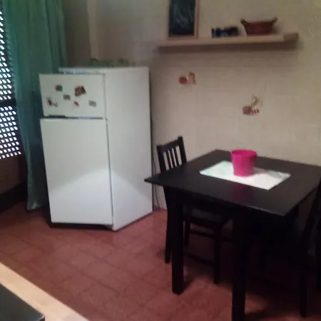 With 2 Bedrooms In Apartment *